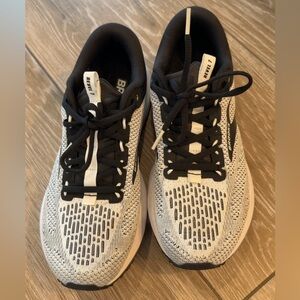 Women’s Brooks Revel 7 running shoe.  
Size 8.5.  
Used.  Great condition.